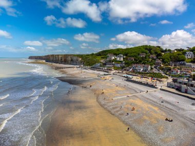 Fransa 'nın Normandiya bölgesindeki Veules-les-Roses köyünün yakınındaki tebeşir uçurumları, yeşil tarlalar ve Atlantik Okyanusu' nun havadan görünüşü. Turistler için tatil yeri.
