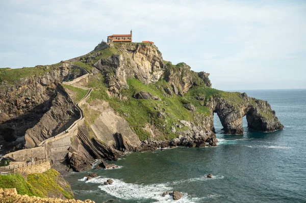 İspanya 'nın kuzeyinde San Juan de Gaztelugatxe şapeli ile ünlü kent simgesine ve film mekanına giden taştan patikada yürüyor.