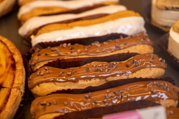 Dulce Postre Francés Lleno Pasteles Eclers Recién Horneados Crema Cerca — Foto de Stock