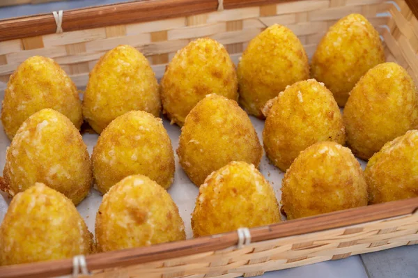 Comida Callejera Siciliana Croquetas Arroz Frito Con Diferentes Rellenos Mercado —  Fotos de Stock