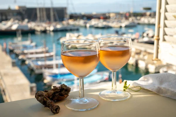 Cold Rose Provencal Wine Glasses Served Sunlights Outdoor Terrace View — 스톡 사진