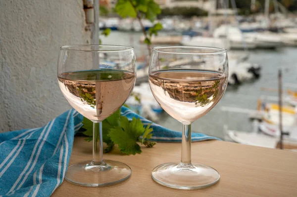 Розовое Провансальское Вино Стаканах Подается Открытой Террасе Видом Старый Рыбацкий — стоковое фото