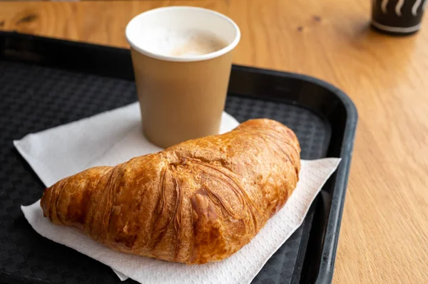 Kaffee Cappuccino Und Frisch Gebackenes Croissant Französisches Frühstück Zum Mitnehmen — Stockfoto