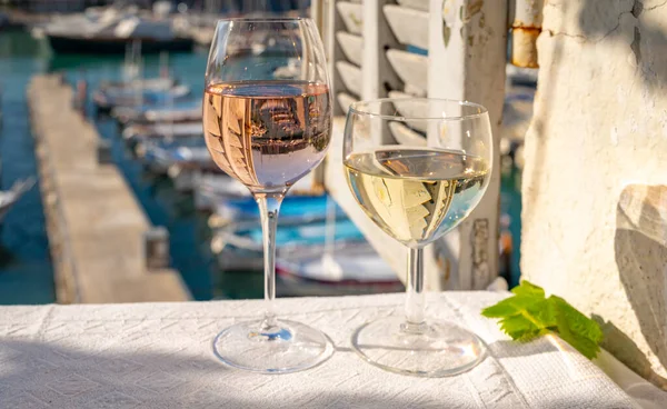 位于法国普罗旺斯卡西斯市的老渔夫港的露台上 放满五彩缤纷的小船 上面放满了来自卡西斯葡萄酒产区的玫瑰和白葡萄酒 — 图库照片