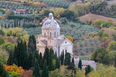 İtalya 'nın Montepulciano, Toskana kentinden kilise, tepe ve üzüm bağlarının manzarası