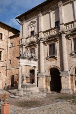 Montepulciano, Tuscany, İtalya 'daki taş sokak ve evlerin manzarası