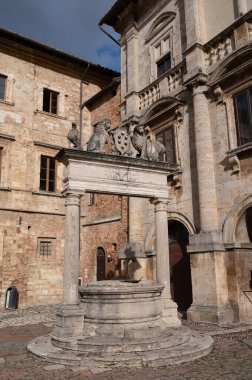 Montepulciano, Tuscany, İtalya 'daki taş sokak ve evlerin manzarası