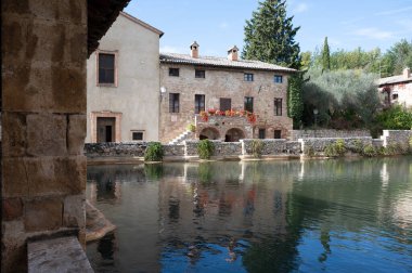 Toskana 'daki küçük İtalyan köyü Bagno Vignoni' de antik doğal kaynak taşı havuzu.