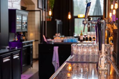 Bira fıçıları ve kafeteryasında boş bardaklar olan klasik bira ve viski barları.,