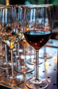 Barda parti ya da kutlama için bir sürü beyaz ve kırmızı şarap var.