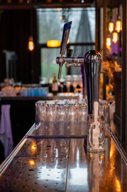 Bira fıçıları ve kafeteryasında boş bardaklar olan klasik bira ve viski barları.,