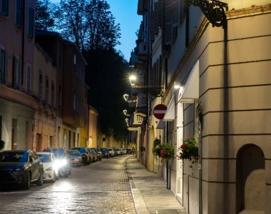 Kuzey İtalya 'daki eski binaların mimari detayları, Emilia-Romagna' daki antik şehir Parma, Parma 'da yürüyüş