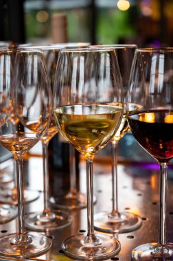 Barda parti ya da kutlama için bir sürü beyaz ve kırmızı şarap var.