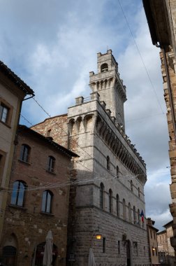 Montepulciano, Tuscany, İtalya 'daki taş sokak ve evlerin manzarası