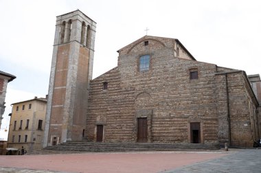Eski şarap üretim kasabası Montepulciano, Tuscany, İtalya 'daki evler ve eski kilise manzarası