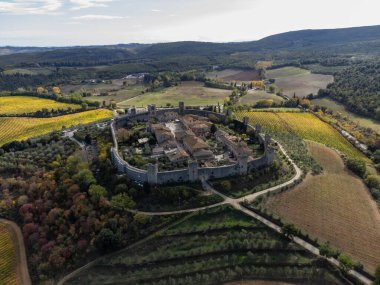 İtalya 'nın Toskana kentindeki Monteriggione tepesindeki ortaçağ kale kasabasında Aeriel manzarası