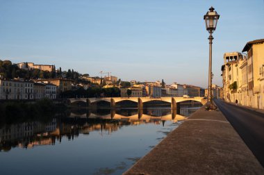Cityview: Antik İtalyan şehrinin merkezi bölümü Floransa, Toskana gün doğumunda