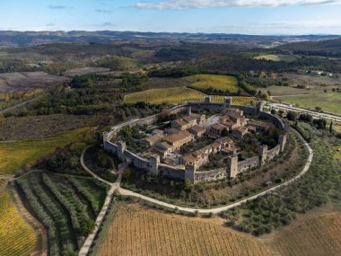 İtalya 'nın Toskana kentindeki Monteriggione tepesindeki ortaçağ kale kasabasında Aeriel manzarası