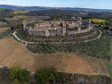 İtalya 'nın Toskana kentindeki Monteriggione tepesindeki ortaçağ kale kasabasında Aeriel manzarası