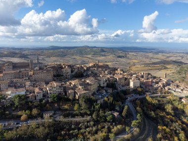 Eski şehir Montepulciano 'da hava manzarası ve tepeler bağlar, Toskana, İtalya