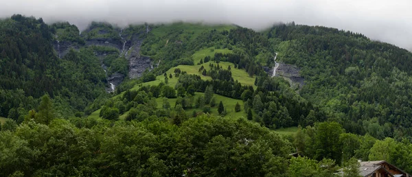 Fransız Alp Dağlarının Yamaçlarındaki Yeşil Çam Ormanları Çayırlar — Stok fotoğraf