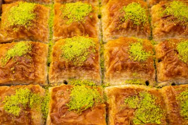 Türkçe veya Arapça tatlı tatlı, filo pastasından yapılmış, fıstıkla doldurulmuş ve şurup veya bal ile tatlandırılmış baklava fistikli, kapat.
