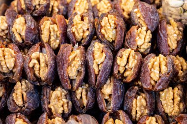 Türk veya Arap usulü tatlı tatlı, olgun kurutulmuş, cevizli, şuruplu ve ballı babalar.