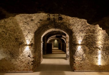 Avusturya, Viyana 'daki yeraltı mahzenlerinde geleneksel yöntemle köpüklü beyaz ve gül şarabı üretimi