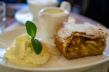 Viyana 'da kırmızı sandalyeli eski Avusturya kafe restoranında servis edilen bir bardak kahve.