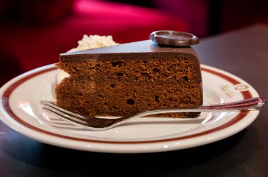 Avusturya kaynaklı kayısı reçelli ünlü Sachertorte çikolatalı keki Viyana 'daki geleneksel kafede servis edilir.