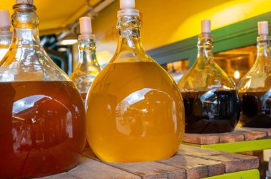 Avusturya 'nın başkenti Viyana' da yerel üzümlerden yapılan beyaz ve kırmızı şaraplı büyük şişeler.