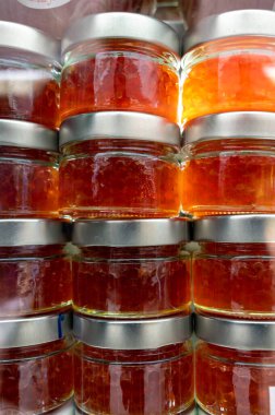 Balık pazarında gerçek balık somonu, alabalık, kırmızı, turuncu ve sarı havyar satan küçük cam kutular.