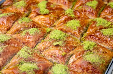 Türkçe ya da Arapça tatlı, fileto pastasından yapılmış, doğranmış fındık ve bal ile tatlandırılmış, yakın plan