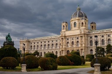 Avusturya 'nın başkenti Viyana, bulutlu bir günde şehrin merkezindeki binaların mimari ve dekorasyon unsurları
