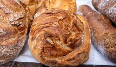 Fırında taze ekşi hamurlu organik ekmek pişirildi.