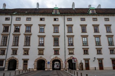 Avusturya 'nın başkenti Viyana, bulutlu bir günde şehrin merkezindeki binaların mimari ve dekorasyon unsurları