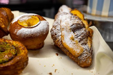 Viyana 'daki geleneksel fırın kafede sergilenen Avusturya tatlıları, puf börekler, kapanış