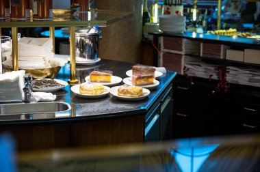 Avusturya tatlıları, Viyana 'daki kafede sergilenen farklı çikolata ve meyveli kekler.