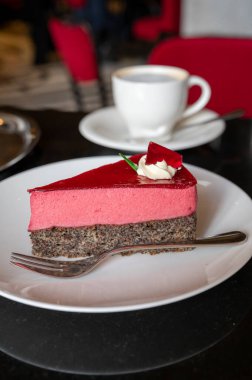 Avusturya menşeli ahududu kremalı ünlü haşhaşlı kek. Viyana 'daki eski klasik kafe restoranında krema ve bir fincan kahveyle servis ediliyor.