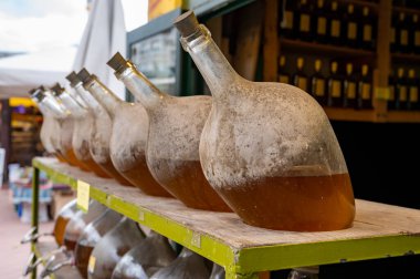 Avusturya 'nın başkenti Viyana' da yerel üzümlerden üretilen beyaz şaraplı büyük şişeler.