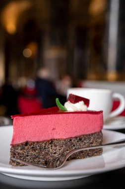 Avusturya menşeli ahududu kremalı ünlü haşhaşlı kek. Viyana 'daki eski klasik kafe restoranında krema ve bir fincan kahveyle servis ediliyor.