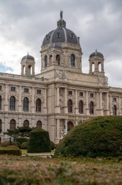 Avusturya 'nın başkenti Viyana, bulutlu bir günde şehrin merkezindeki binaların mimari ve dekorasyon unsurları