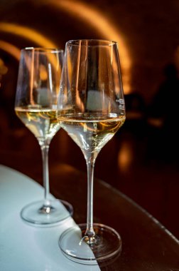 Geleneksel yeraltı mağaralarında üretilen brüt şampanyalı köpüklü şarabın tadına bakmak