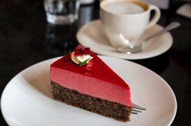 Avusturya menşeli ahududu kremalı ünlü haşhaşlı kek. Viyana 'daki eski klasik kafe restoranında krema ve bir fincan kahveyle servis ediliyor.