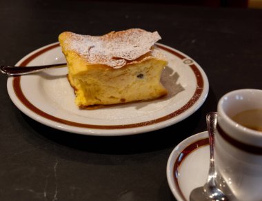 Avusturya 'nın Viyana kentindeki geleneksel kafede bir fincan dlack kahveyle servis edilen beyaz peynirli turta ile dolu Avusturya tatlısı.