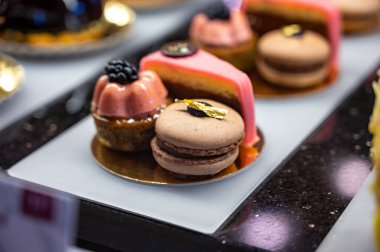 Avusturya tatlıları, Viyana 'daki kafede sergilenen farklı çikolata ve meyveli kekler.