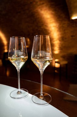 Geleneksel yeraltı mağaralarında üretilen brüt şampanyalı köpüklü şarabın tadına bakmak