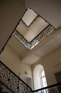 Avusturya 'nın başkenti Viyana, eski binadaki sanat-deco merdivenlerinin içi.