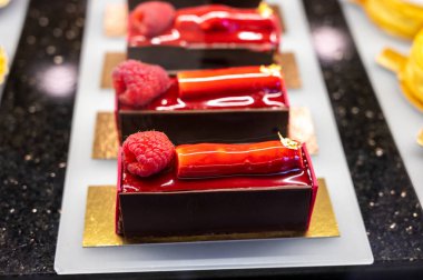 Avusturya tatlıları, Viyana 'daki kafede sergilenen farklı çikolata ve meyveli kekler.