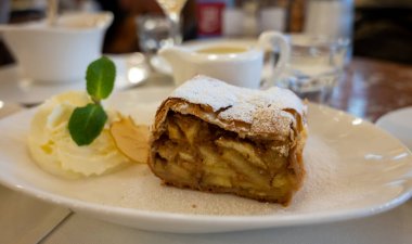 Avusturya tatlısı, krem şantili elmalı turta ve sıcak vanilyalı sos Viyana, Avusturya 'daki eski fırın kafede servis ediliyor.